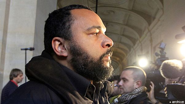 Francia, Dieudonné condannato per apologia del terrorismo Francia, Dieudonné condannato per apologia del terrorismo