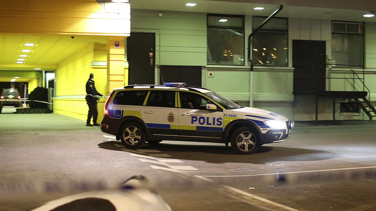 Σουηδία: Επίθεση μασκοφόρων με Καλάζνικοφ σε εστιατόριο