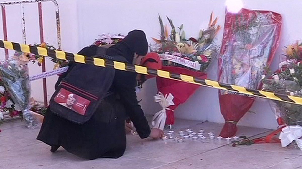 Vérnyomok és üvegszilánkok között emlékeztek a tuniszi áldozatokra