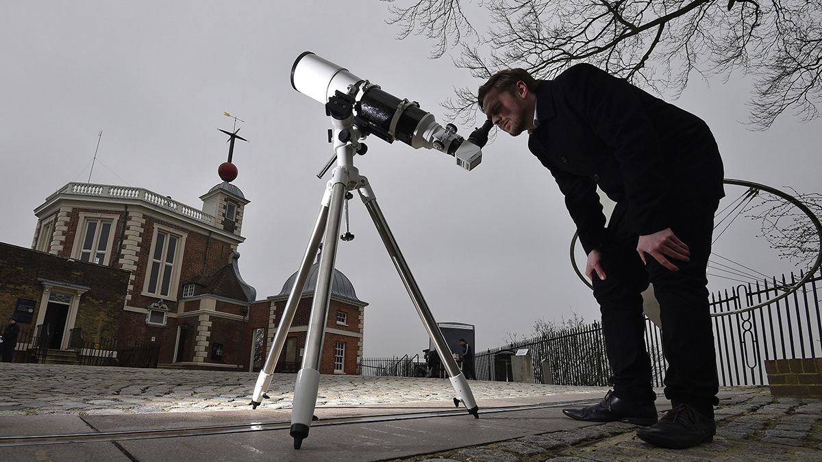 Turistas e especialistas em romaria para ver eclipse solar