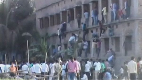 India: familiares trepan por las escuelas para ayudar a sus allegados a copiar en los exámenes India: familiares trepan por las escuelas para ayudar a sus allegados a copiar en los exámenes