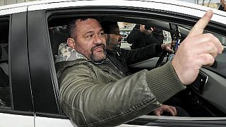 زعيم حزب "الفجر الذهبي" اليوناني اليميني المتطرف يغادر سجنه