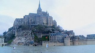 A "maré do século" inunda Monte St Michel de turistas