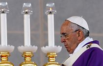 A korrupt társadalmat ostorozta Ferenc pápa Nápolyban