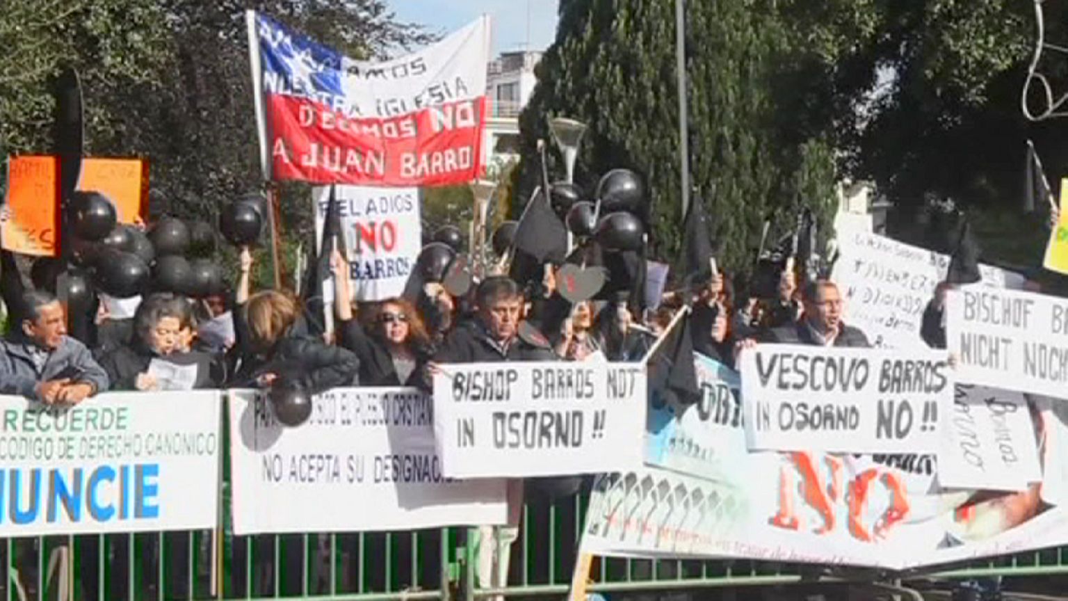 Cinsel tacize seyirci kalmakla suçlanan piskopos protesto edildi