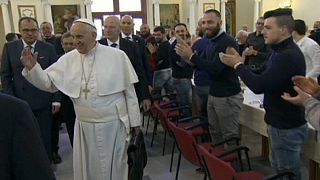 Papa almoça com transexuais e portadores de SIDA em Nápoles