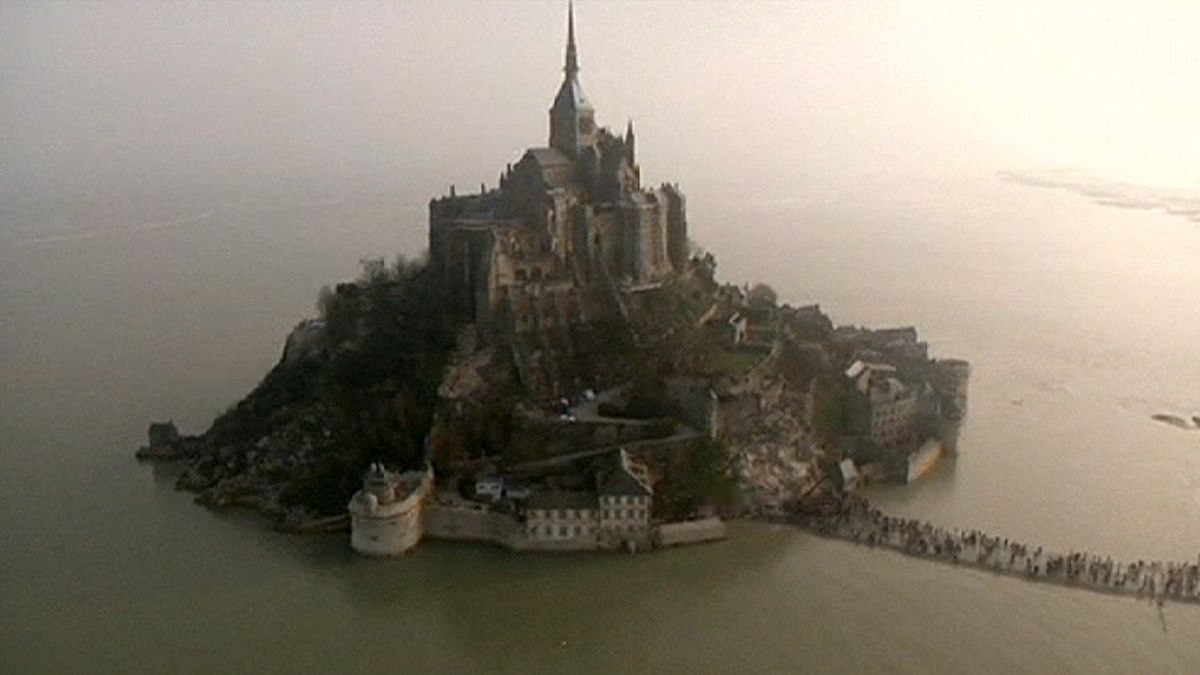 La "marea del siglo" rodea el Monte Saint Michel