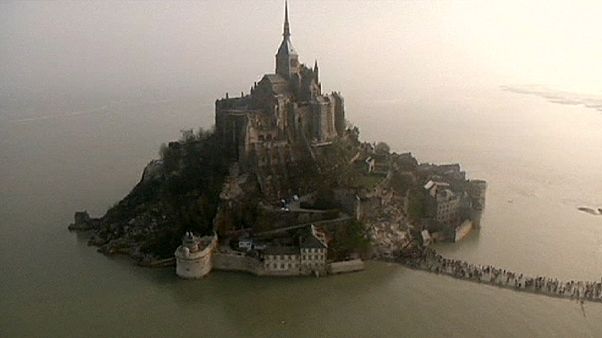 جبل القديس ميشيل بفرنسا يجتذب السياح لمشاهدة كسوف الشمس جبل القديس ميشيل بفرنسا يجتذب السياح لمشاهدة كسوف الشمس