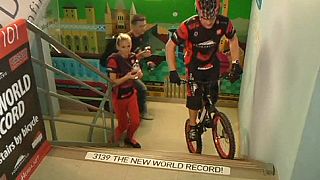 Montée des escaliers : un cycliste polonais "bat un record du monde"