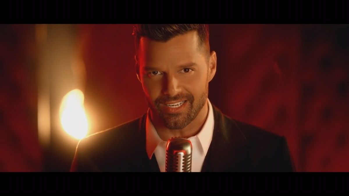 Ricky Martin yeni albümüyle zirvede