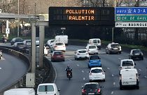 Mezza Parigi senz'auto. Targhe alterne contro lo smog