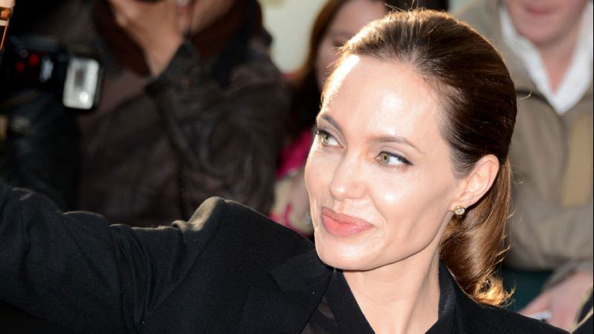 Angelina Jolie Has Both Ovaries Removed Over Cancer Risk Euronews