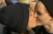 Csókolózó párok hirdetik a görög-német megbékélést