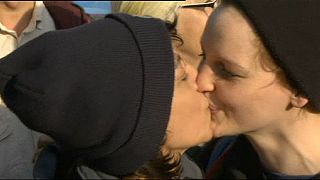 Kissing couples promote Greek-German reconciliation