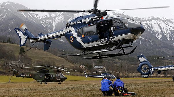 Germanwings enkazında ipucu aranıyor Germanwings enkazında ipucu aranıyor