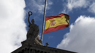 La bandera de España ondea a media asta en señal de duelo por el accidente aéreo