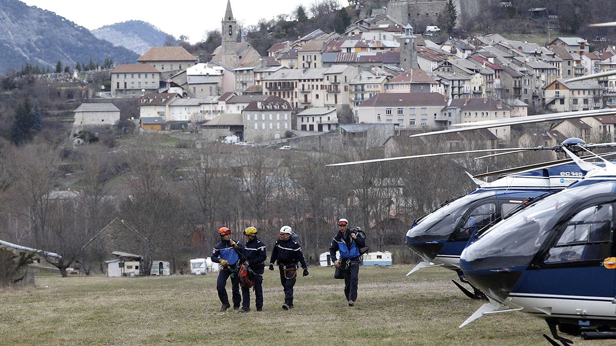 Disastro aereo, la popolazione di Seyne-les-Alpes attende i familiari delle vittime