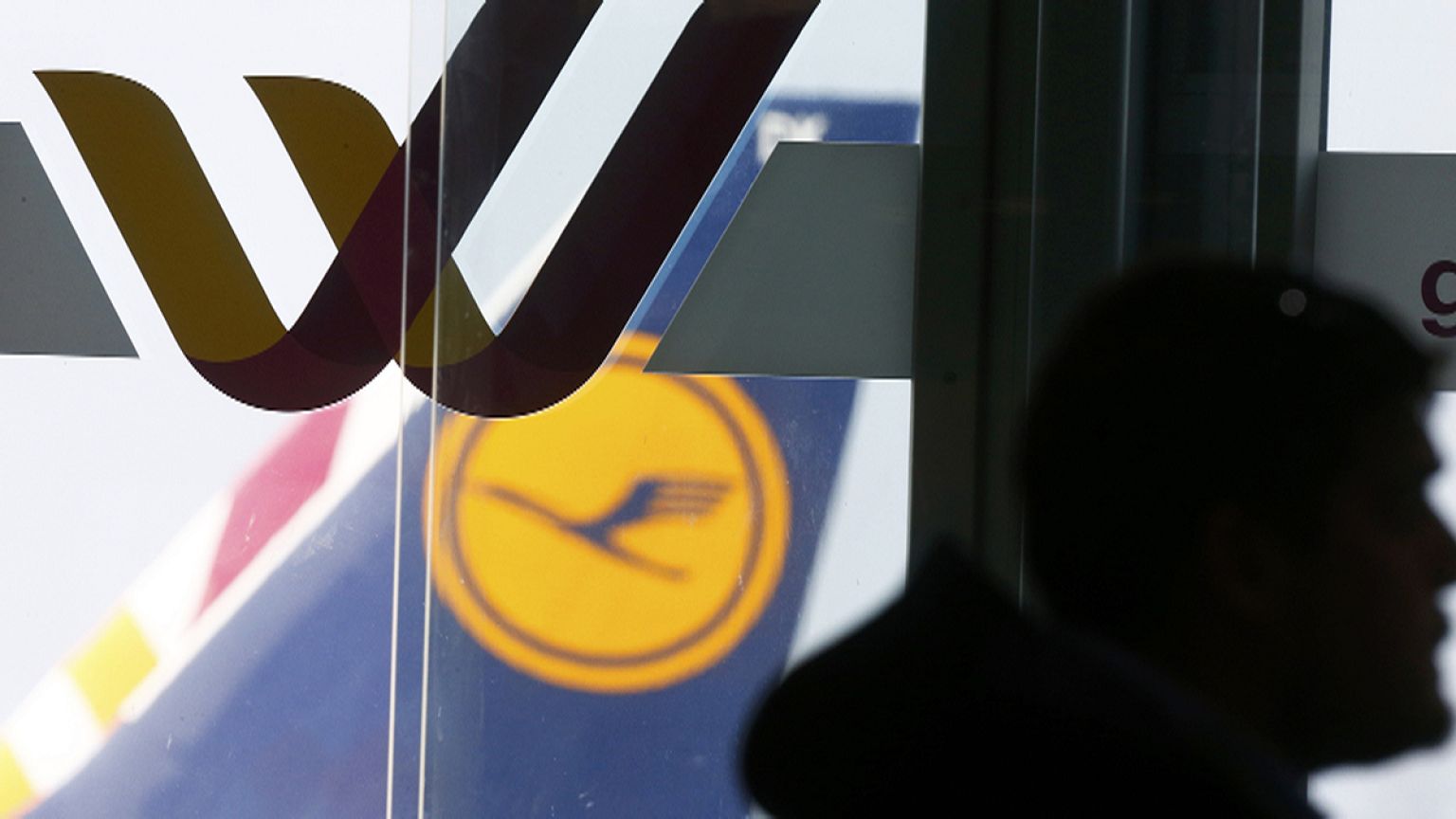 Kizárta a pilótafülkéből társát az egyik pilóta a Germanwings lezuhant gépén
