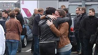 Lágrimas en el tributo por las víctimas del avión accidentado de Germanwings