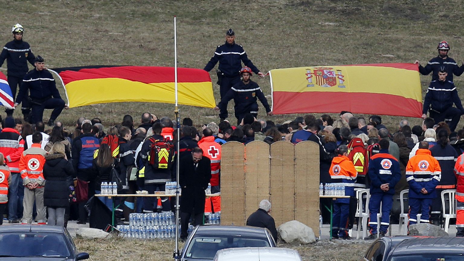 Crash de l'A320 : les familles se recueillent près de la zone du drame