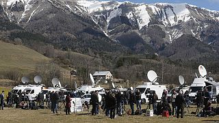 Disastro Germanwings: Seyne-les-Alpes invasa, circo mediatico in corto circuito