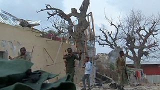 Somalia, attentato all'hotel Maka al Mukarama a Mogadiscio fa 20 morti