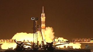 إطلاق مركبة سويوز وعلى متنها رائدان أمريكي وروسي للبقاء لفترة عام في الفضاء
