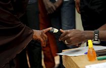 Ataques e problemas com sistema de voto marcam presidenciais na Nigéria