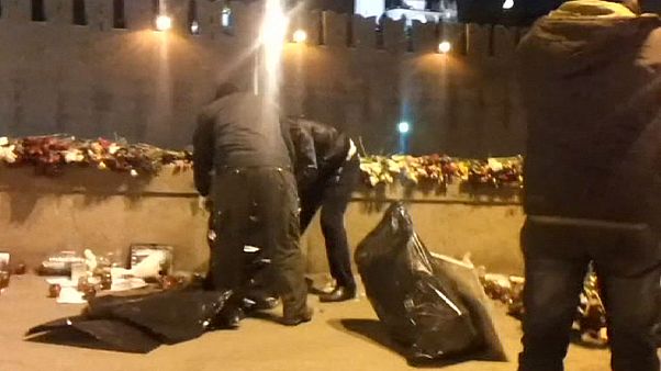 Desmantelan en Moscú el lugar donde se rendía homenaje al opositor Nemtsov Desmantelan en Moscú el lugar donde se rendía homenaje al opositor Nemtsov
