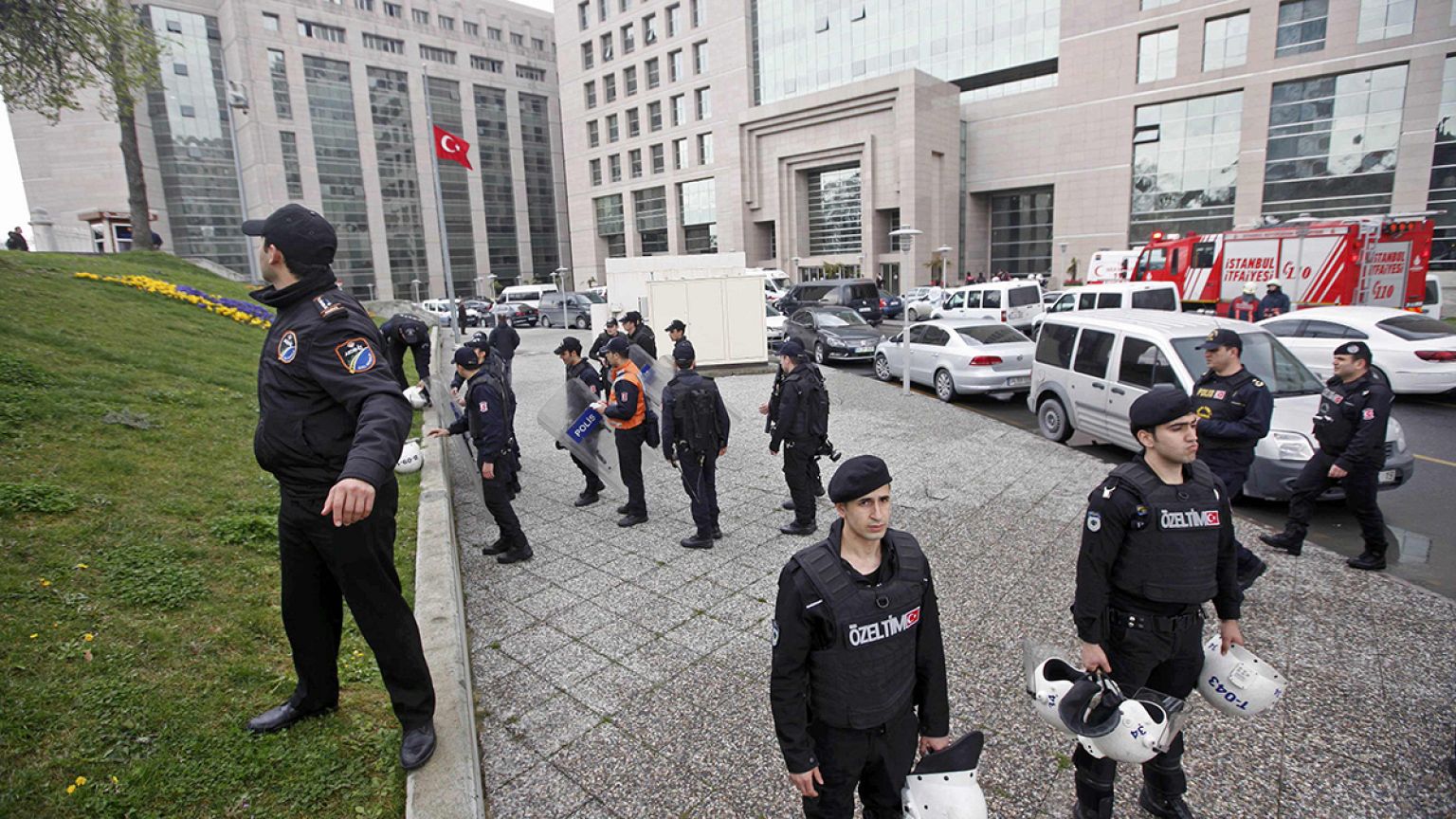 Turquie: des activistes d'extrême gauche menacent d'exécuter un procureur