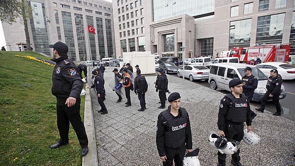 Un fiscal tomado como rehén en Estambul por un grupo de extrema izquierda Un fiscal tomado como rehén en Estambul por un grupo de extrema izquierda