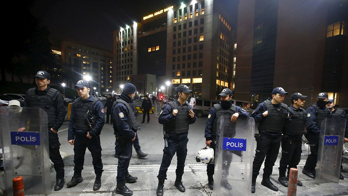 Polícia turca liberta procurador, dois sequestradores mortos