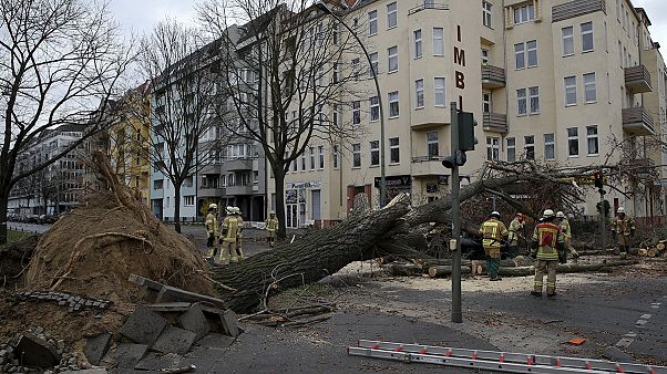 Tote und schwere Schäden durch Sturmtief in Europa Tote und schwere Schäden durch Sturmtief in Europa