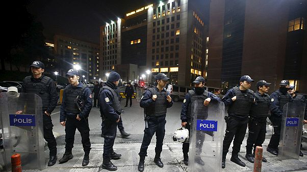 مقتل ناشطين مسلحين وقاض كانا يحتجزانه في محكمة بإسطنبول مقتل ناشطين مسلحين وقاض كانا يحتجزانه في محكمة بإسطنبول