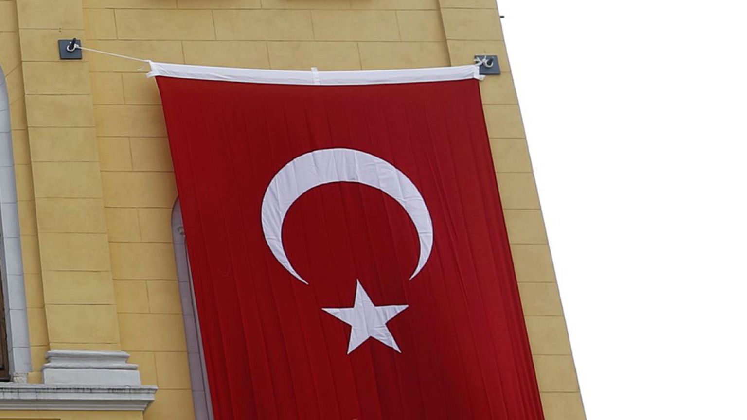Armed men break into AKP office in Istanbul