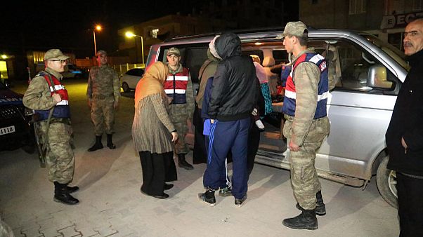 Turquia detém 9 britânicos que tentavam cruzar a fronteira para a Síria Turquia detém 9 britânicos que tentavam cruzar a fronteira para a Síria