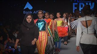 La industria de la moda paquistaní desfila en Karachi