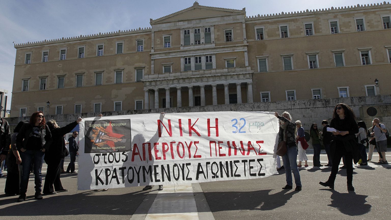 Σήκωσαν πανό μπροστά από τον Αγνωστο Στρατιώτη
