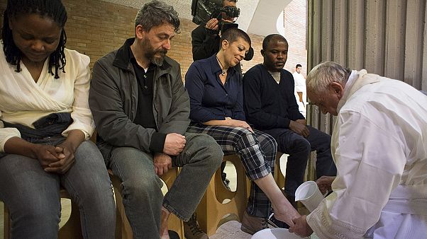 El papa Francisco lava los pies a doce reclusos para conmemorar Jueves Santo El papa Francisco lava los pies a doce reclusos para conmemorar Jueves Santo