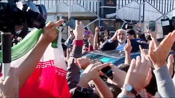 ظريف يعود إلى طهران وسط استقبال حاشد ظريف يعود إلى طهران وسط استقبال حاشد
