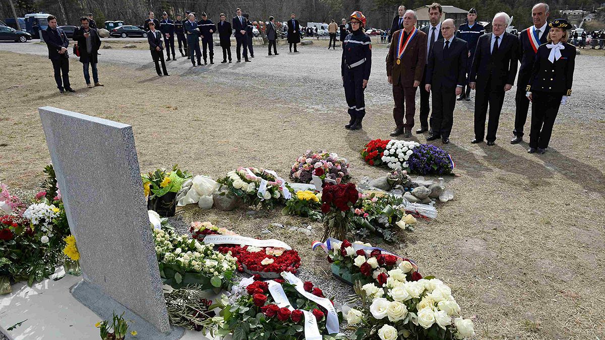 Germanwings: homenaje a las víctimas del ministro del Interior francés