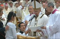 El papa pide en la Vigilia Pascual a los católicos que vivan su fe con "valentía"