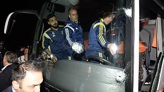 Szurkolók lőttek rá a Fenerbahce buszára