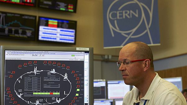 Acelerador de partículas do CERN volta a provocar colisões na Suíça Acelerador de partículas do CERN volta a provocar colisões na Suíça