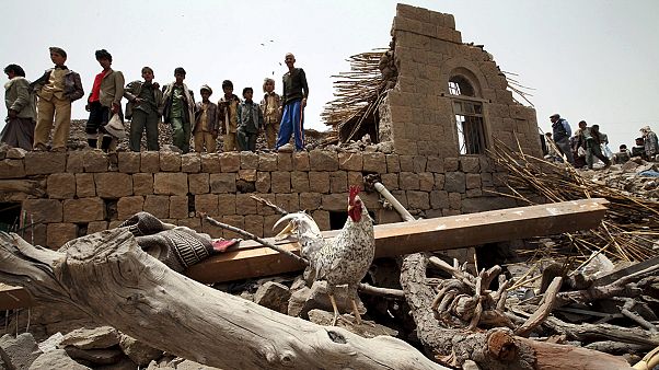 یمن؛ کشته شدن تعدادی غیرنظامی در حملات ائتلاف، پیشروی حوثیها در عدن یمن؛ کشته شدن تعدادی غیرنظامی در حملات ائتلاف، پیشروی حوثیها در عدن