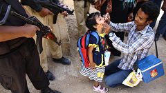 Image: Polio vaccination in Pakistan