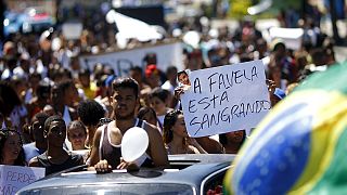 برازيليون يتظاهرون ضد مقتل طفل أثناء عملية أمنية