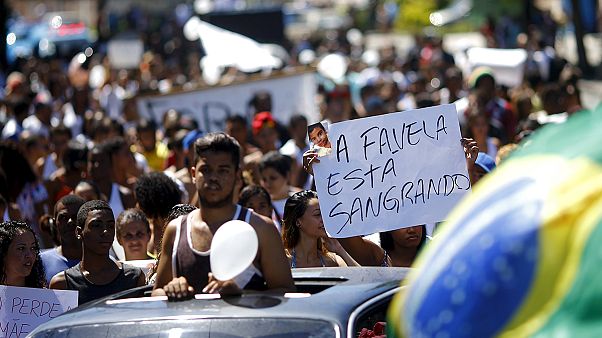 Brasile, ancora proteste nelle favelas. i manifestanti chiedono la fine della violenza Brasile, ancora proteste nelle favelas. i manifestanti chiedono la fine della violenza