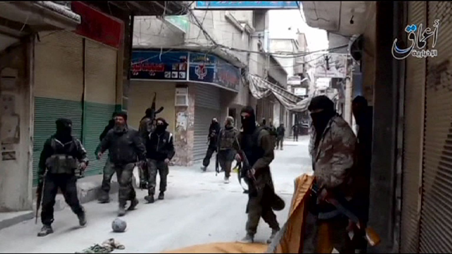 Siria: campo profughi Yarmouk assediato da Isil: emergenza umanitaria. Condanna di Abbas