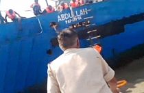 17 marineros son rescatados de 2 barcos yemeníes, en la costa de Amreli